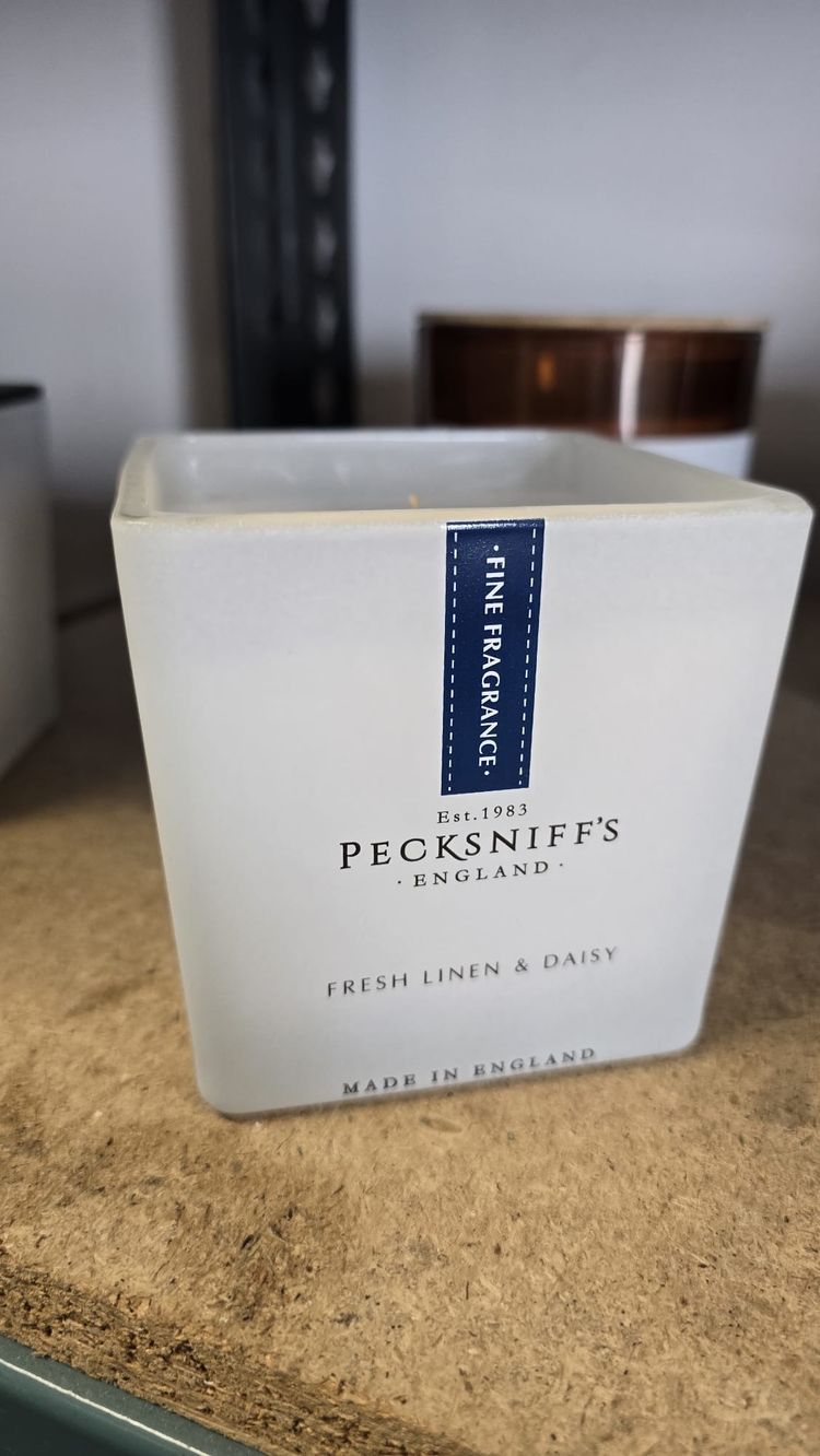 Pecksniff'S fresh linen and Daisy Scented Candle